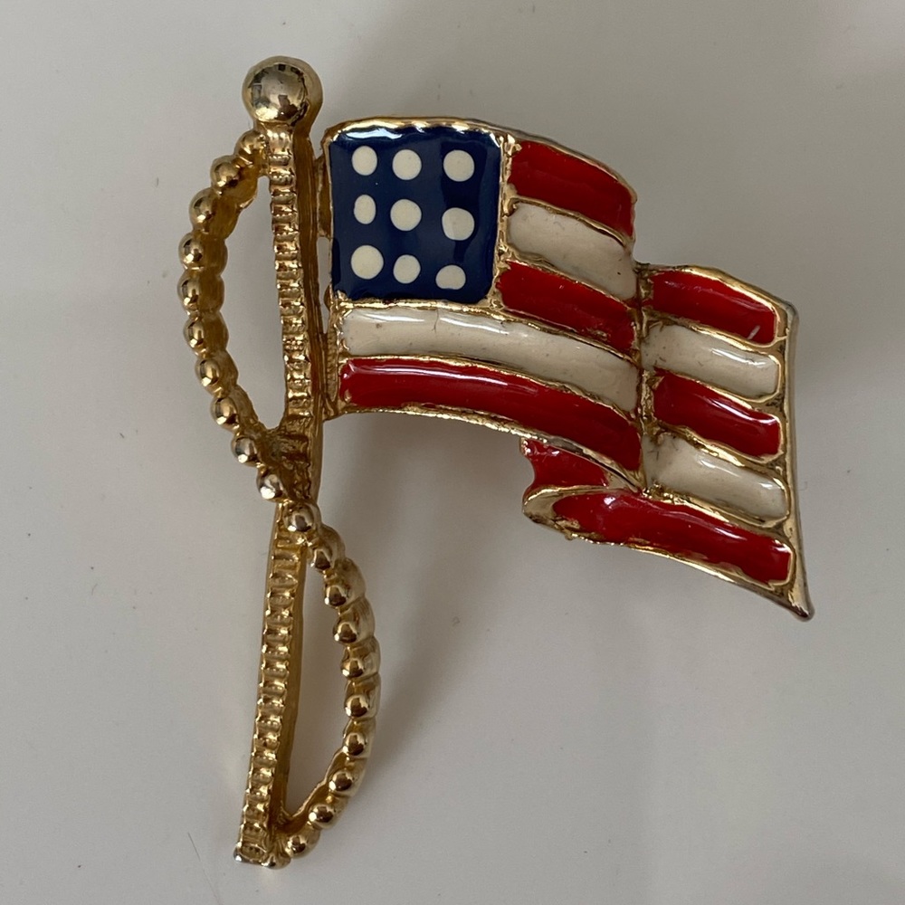 American Flag Brooch pin adorable gold tone 11/2